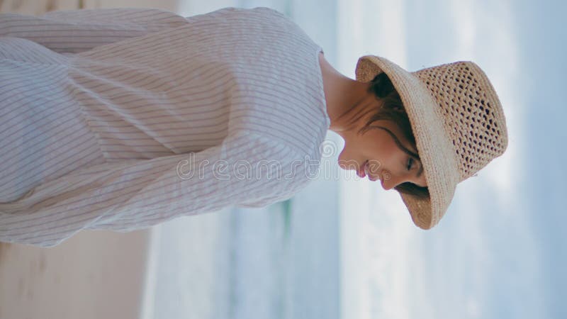 Femme serène aller le littoral en vacances vue arrière. closeuse calme fille repos vertical banque de vidéos