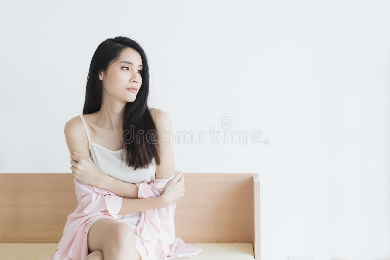 Femme sexy dans des pyjamas posant dans l'humeur s?duisante image stock Femme sexy dans des pyjamas posant dans l'humeur s?duisante image stock