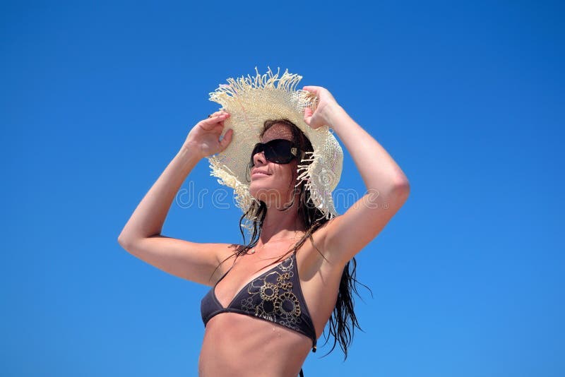 Femme sexy dans le bikini et le chapeau photographie stock Femme sexy dans le bikini et le chapeau photographie stock