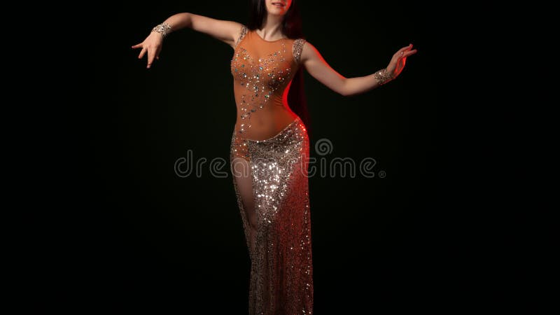 Jeune Femme Indienne Portant Un Costume Traditionnel De Danseuse Du Ventre  Dansant La Danse Orientale Exotique Avec Le Corps Et Les Mains