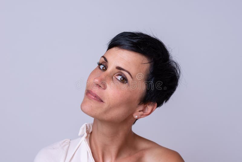 Femme sexy de sourire flirtant avec l'appareil-photo photos stock Femme sexy de sourire flirtant avec l'appareil-photo photos stock