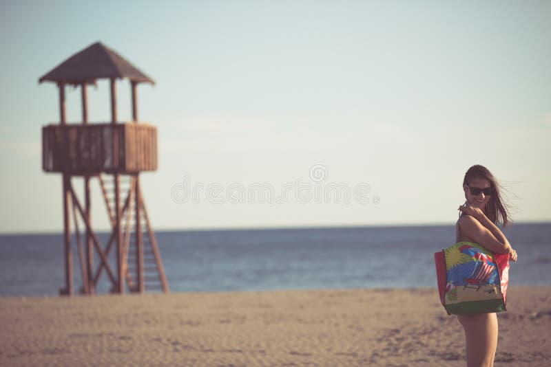 Femme sexy des vacances de plage avec des accessoires Accessoire de plage Aller aux vacances de plage sablonneuse Style de mode d photo stock Femme sexy des vacances de plage avec des accessoires Accessoire de plage Aller aux vacances de plage sablonneuse Style de mode d photo stock