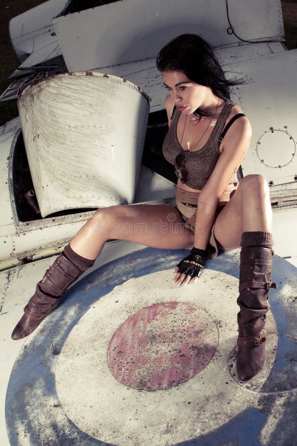 Femme sexy sur le fuselage d'avion