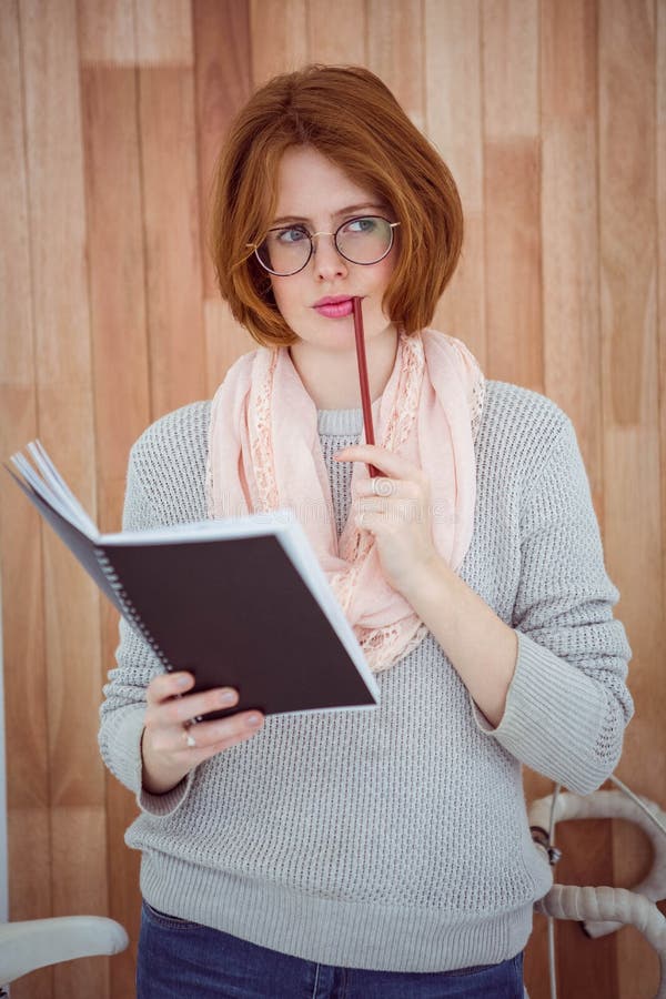 Femme songeuse de hippie avec un bloc-notes et un crayon photographie stock