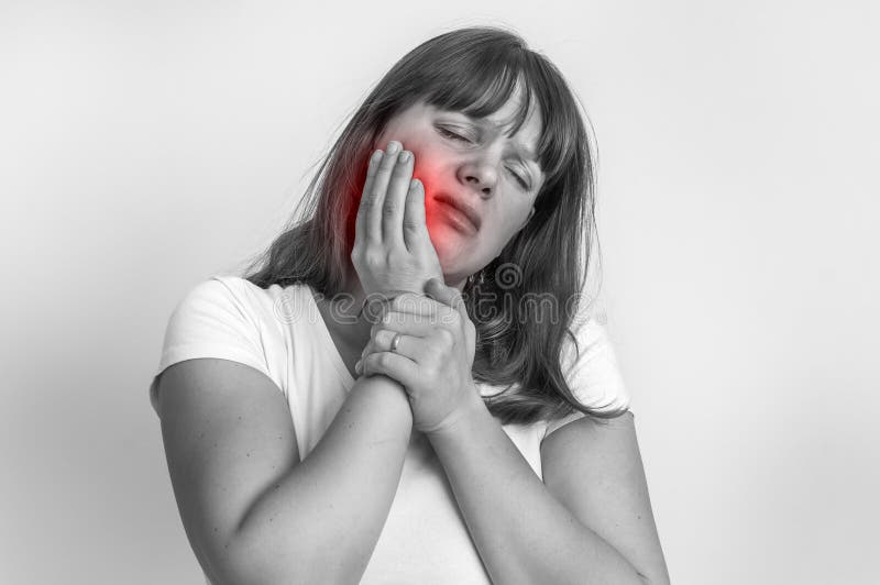 Femme souffrant du mal de dents - noir et blanc image libre de droits Femme souffrant du mal de dents - noir et blanc image libre de droits