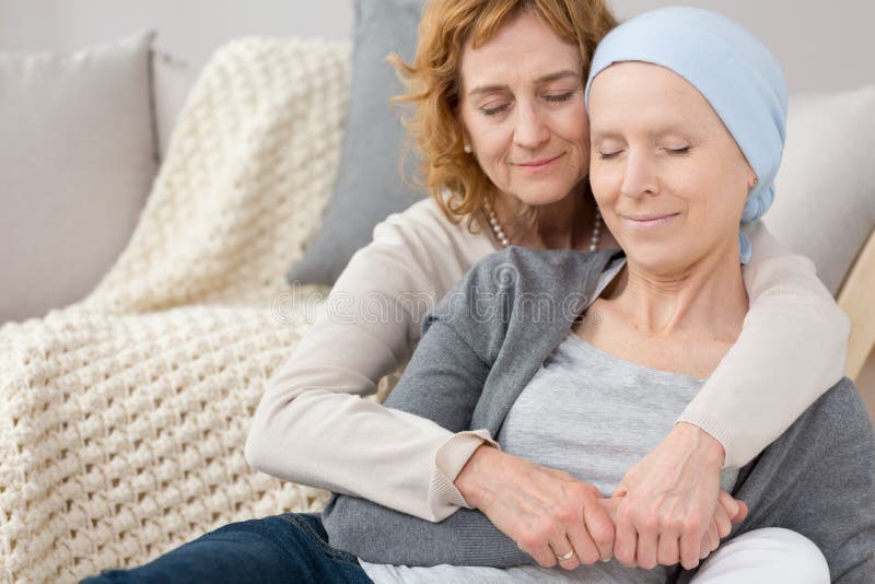 Femme soulageant l'ami avec le cancer