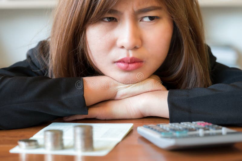 Femme soumise à une contrainte d'affaires manquant d'argent - actions et marché image libre de droits Femme soumise à une contrainte d'affaires manquant d'argent - actions et marché image libre de droits