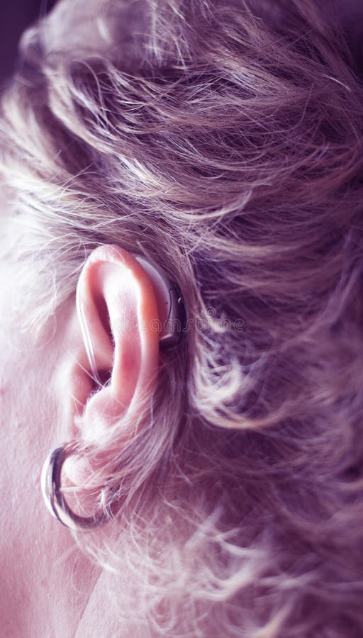 Femme sourde à la prothèse auditive. Dame sourde à la prothèse auditive numérique de technologie moderne dans son oreille