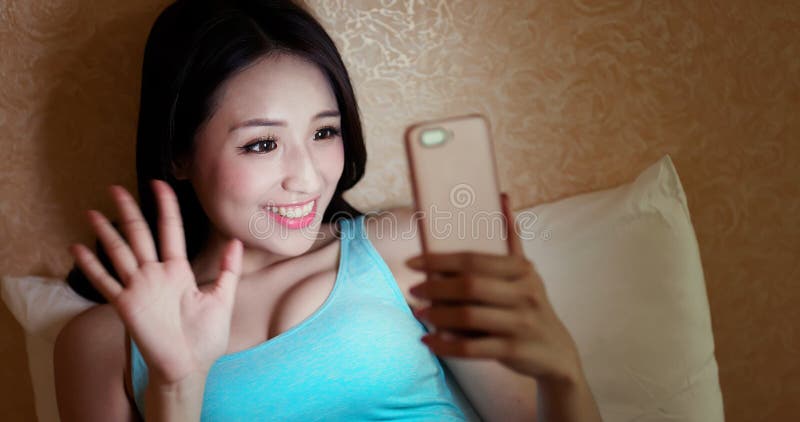 Femme souriant au téléphone vivant photographie stock libre de droits Femme souriant au téléphone vivant photographie stock libre de droits