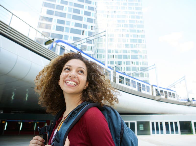 Femme souriant avec le sac à dos photographie stock Femme souriant avec le sac à dos photographie stock
