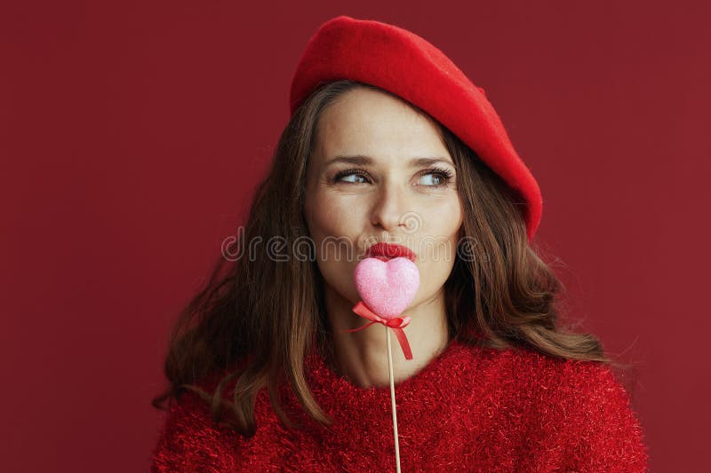 Femme souriante en pull et béret envoyant baiser images stock