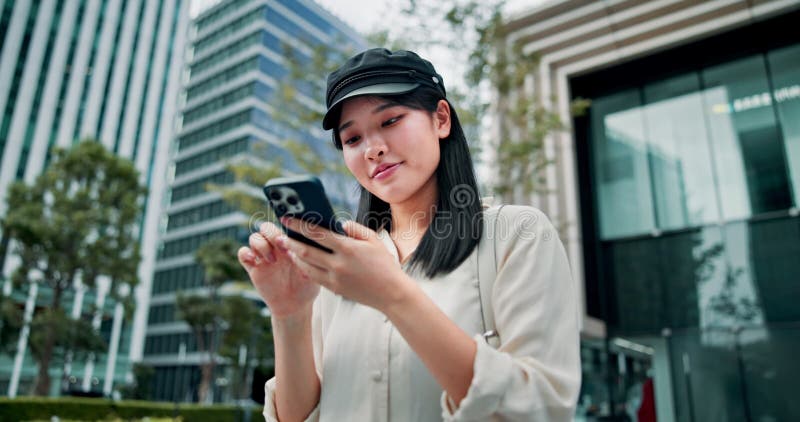 Femme sourire et faire défiler avec téléphone extérieur pour la navigation emplacement le matin aller et direction en ligne pour l clips vidéos