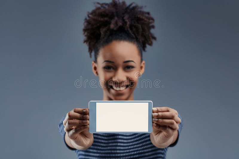 Femme sourit présentant le symbole smartphone de la connectivité photographie stock libre de droits