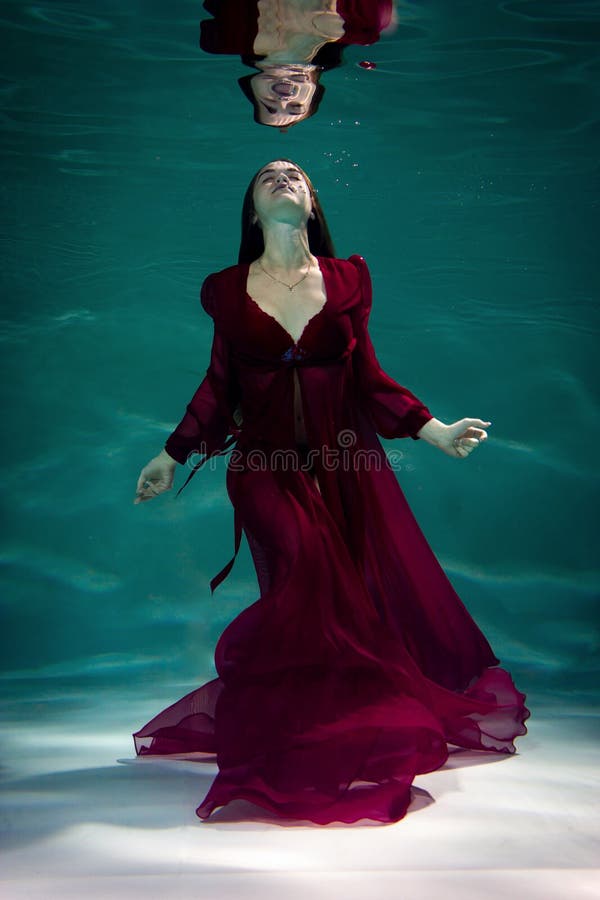 Femme Sous L Eau Dans Une Robe Rouge Photo Stock Image Du Plongement Sirene