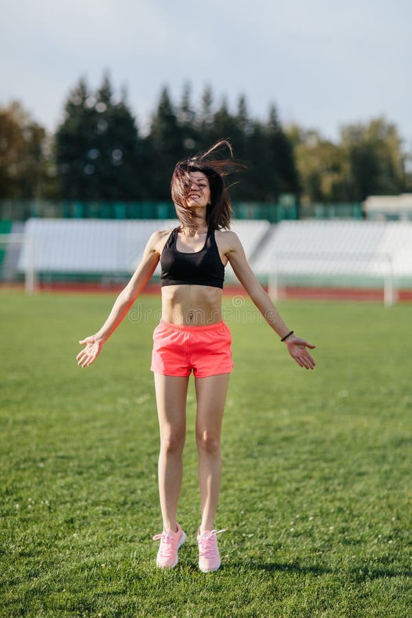 Jolie Femme Sportive Faisant De L'exercice Avec Une Corde à Sauter Dans Les  Rayons Du Soleil