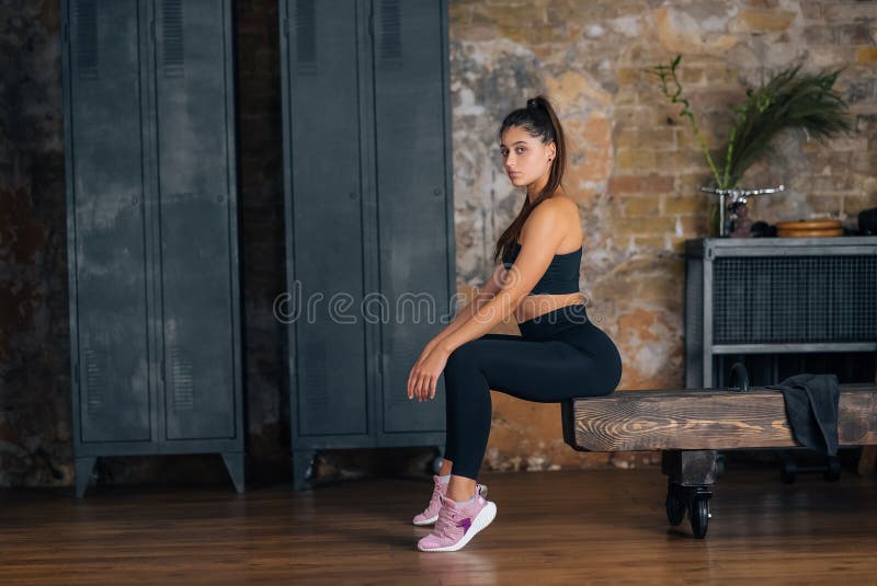 Femme Sportive En Tenue De Sport Reposant Sur Un Banc Au Fitness