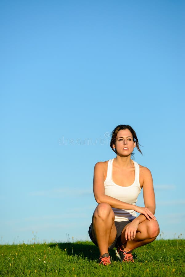 Femme sportive sur le repos extérieur de séance d'entraînement