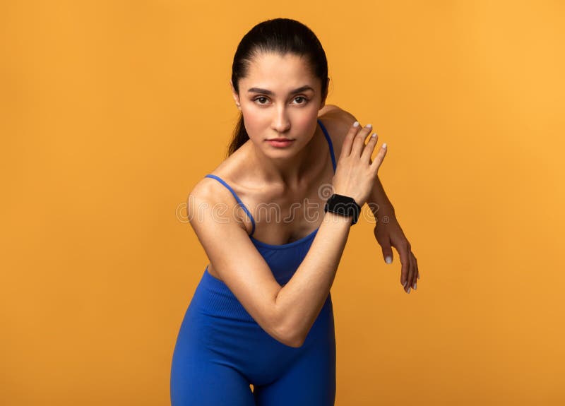 Femme sportive sérieuse courant vers la caméra au studio image libre de droits