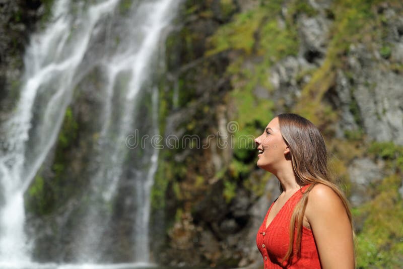 Femme stupéfaite en contemplant une cascade