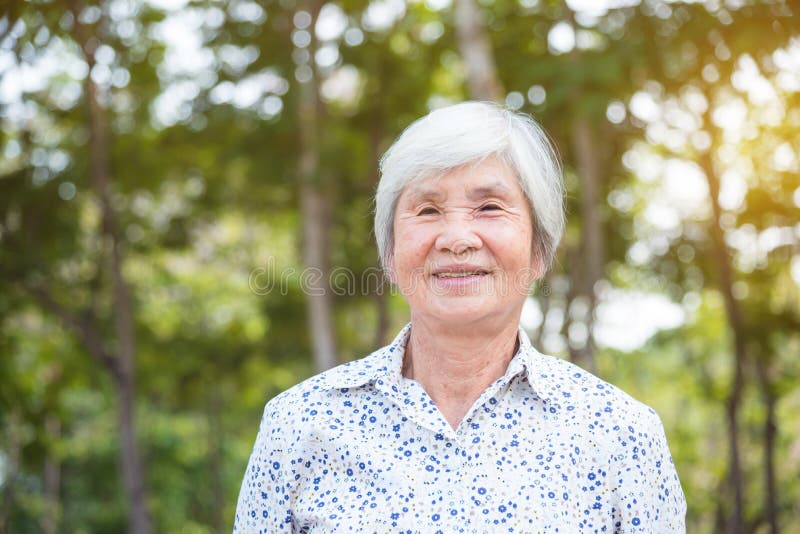 Femme supérieure en bonne santé souriant en parc images stock Femme supérieure en bonne santé souriant en parc images stock
