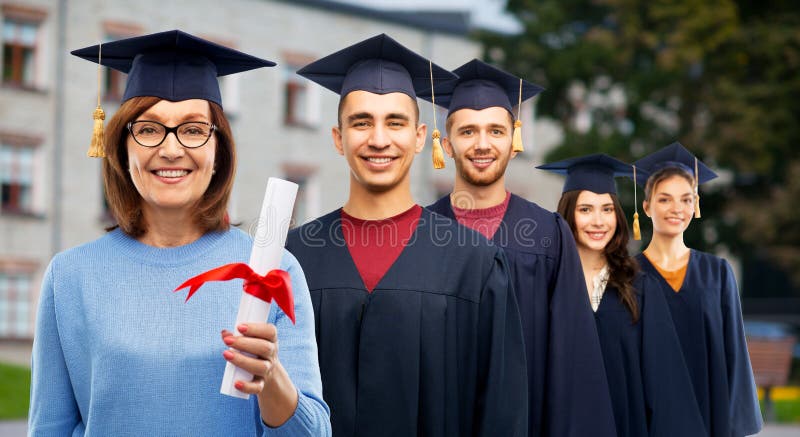 Femme supérieure heureuse d'étudiant de troisième cycle avec le diplôme image stock Femme supérieure heureuse d'étudiant de troisième cycle avec le diplôme image stock