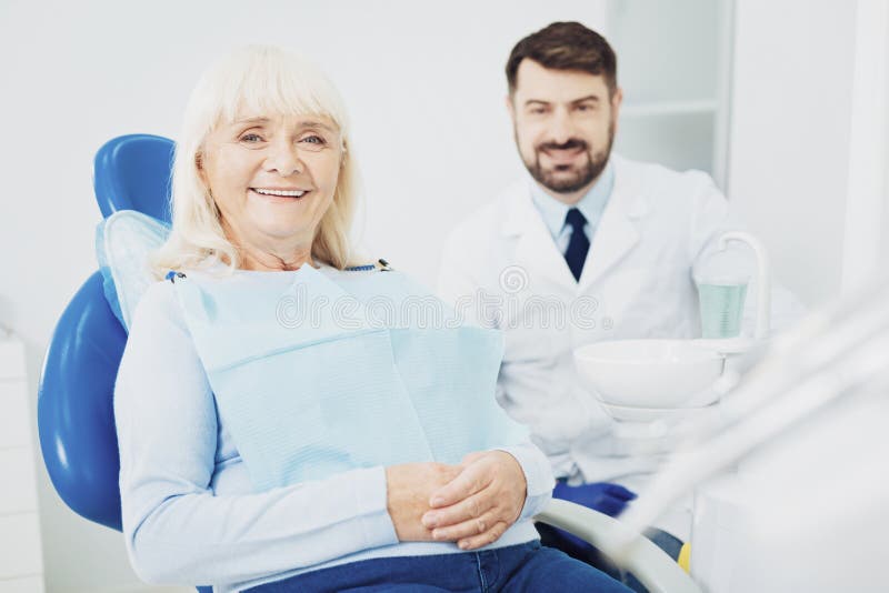 Femme supérieure positive voyant le dentiste image stock Femme supérieure positive voyant le dentiste image stock