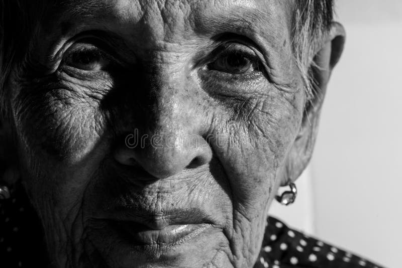 Femme supérieure seule souriant in camera photo libre de droits Femme supérieure seule souriant in camera photo libre de droits