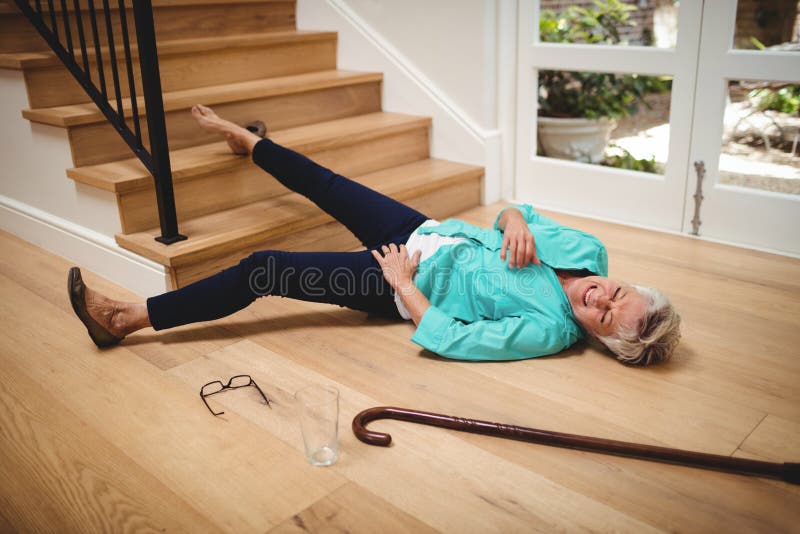 Femme supérieure tombée vers le bas des escaliers