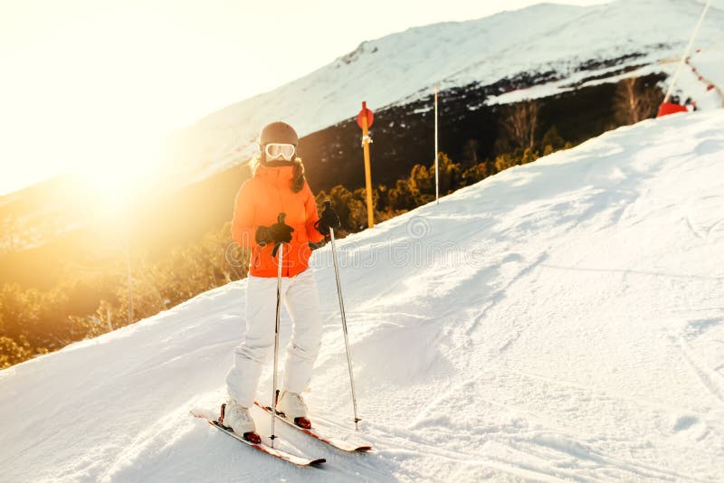 Femme sur des skis pendant l'hiver Ski de fille dans une station de sports d'hiver sur les pentes images stock Femme sur des skis pendant l'hiver Ski de fille dans une station de sports d'hiver sur les pentes images stock