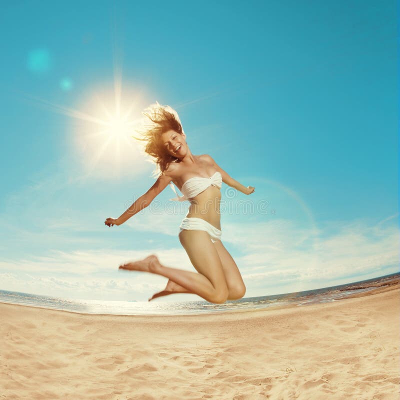 Femme sur la plage Jeune fille sur le sable par la mer Beaut élégant image stock Femme sur la plage Jeune fille sur le sable par la mer Beaut élégant image stock