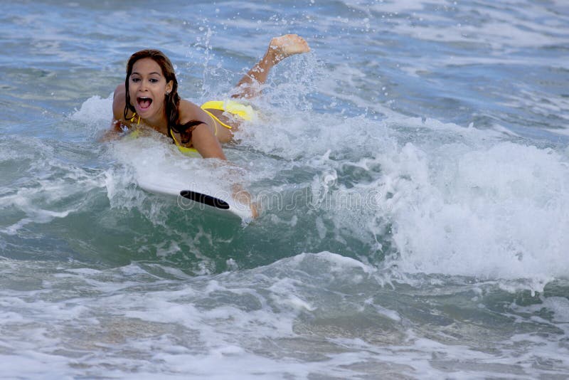 Femme sur la planche de surf images stock Femme sur la planche de surf images stock