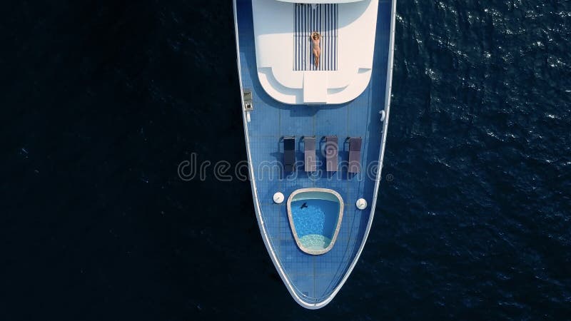 Femme sur le yacht de luxe dans l'océan des Maldives banque de vidéos