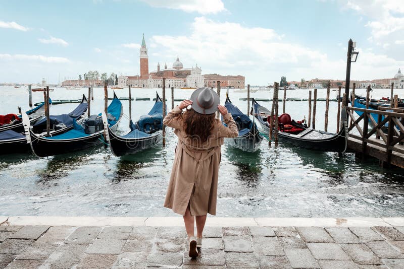 Femme sur un fond de l'eau à Venise images stock Femme sur un fond de l'eau à Venise images stock
