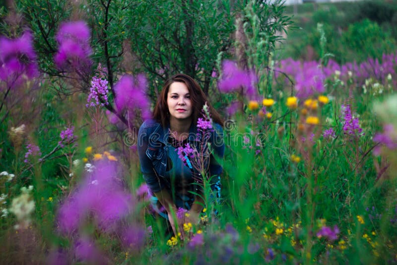 Femme sur un pré de fleur photographie stock Femme sur un pré de fleur photographie stock