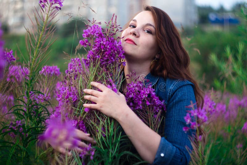 Femme sur un pré de fleur photographie stock libre de droits Femme sur un pré de fleur photographie stock libre de droits