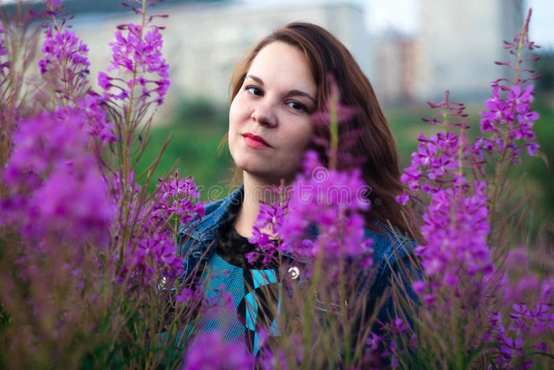 Femme sur un pré de fleur photographie stock libre de droits Femme sur un pré de fleur photographie stock libre de droits
