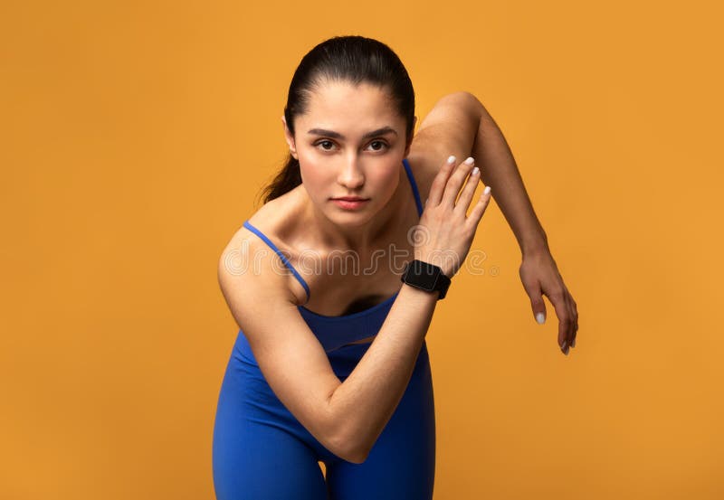 Femme sérieuse courant vers la caméra au studio photo libre de droits