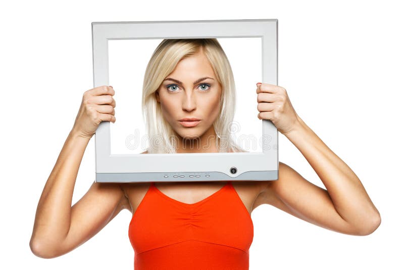 Femme sérieux regardant par la trame d'ordinateur image libre de droits Femme sérieux regardant par la trame d'ordinateur image libre de droits