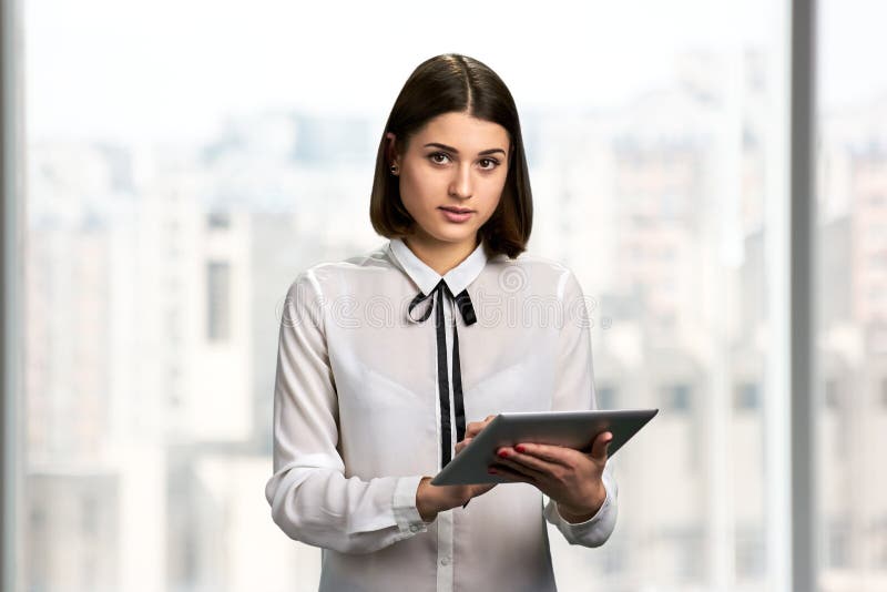 Femme sûre d'affaires avec le comprimé de PC photos stock Femme sûre d'affaires avec le comprimé de PC photos stock