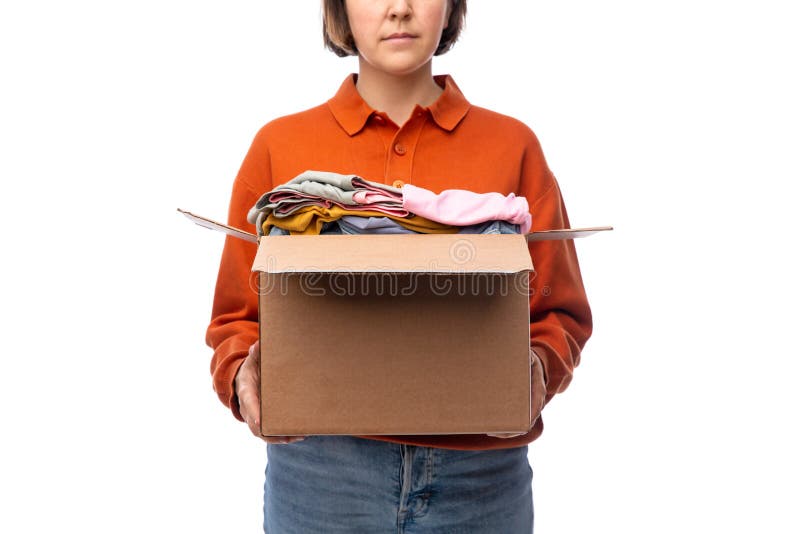 Femme tenant boîte en carton avec vêtements image libre de droits