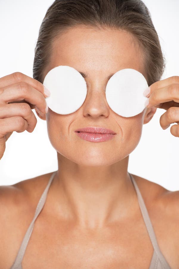 Femme tenant des cotons démaquillants devant les yeux photo stock