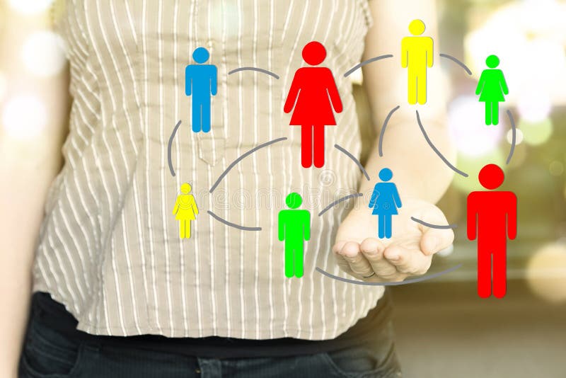 Femme tenant l'illustration des icônes colorées de personnes reliées entre eux Concept social de medias photo libre de droits Femme tenant l'illustration des icônes colorées de personnes reliées entre eux Concept social de medias photo libre de droits