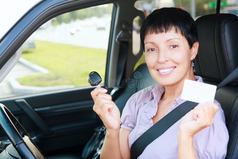 Femme tenant la clé de voiture photos libres de droits Femme tenant la clé de voiture photos libres de droits