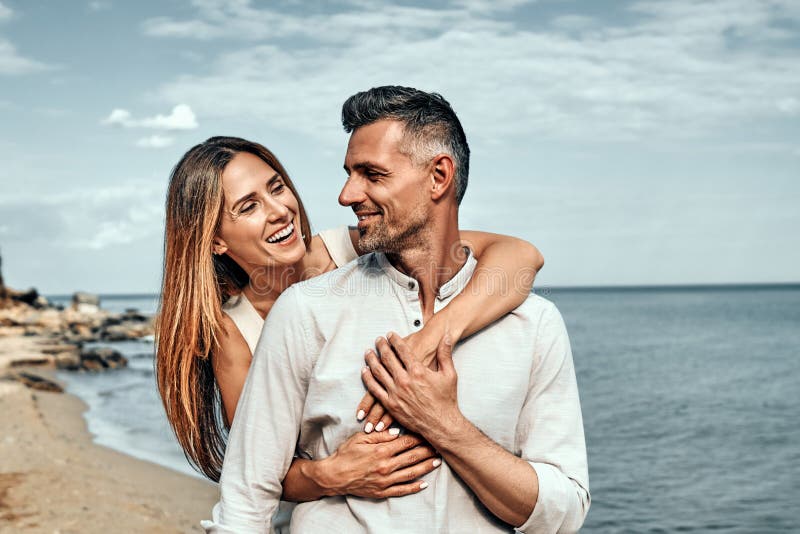 Femme Et Mari Couple Heureux En Vacances Au Bord De La Mer.belle