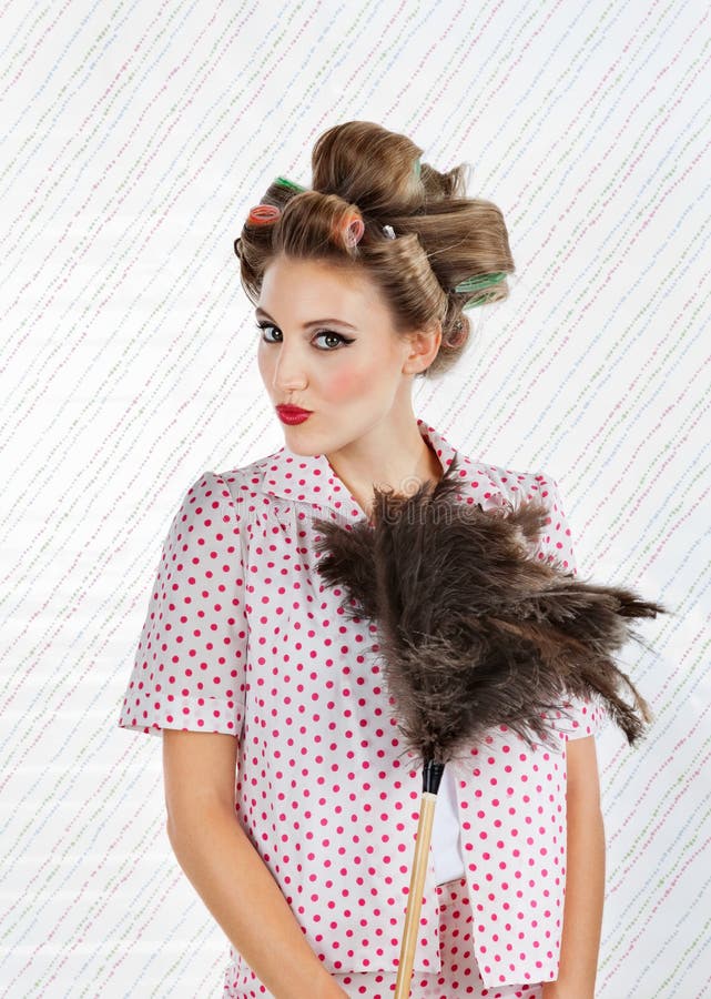 Femme tenant un chiffon de plume d'autruche image stock Femme tenant un chiffon de plume d'autruche image stock