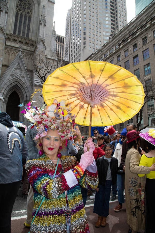 Femme En Costume Et Grand Chapeau En Plume Dans La Parade Du