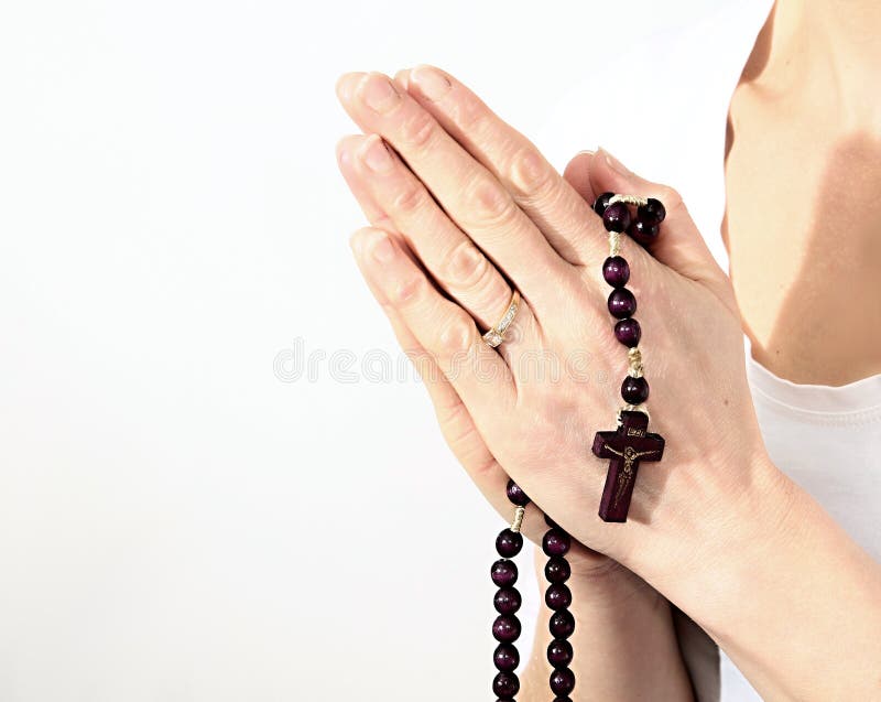 Femme tenant une croix avec des perles et la prière de chapelet photographie stock Femme tenant une croix avec des perles et la prière de chapelet photographie stock