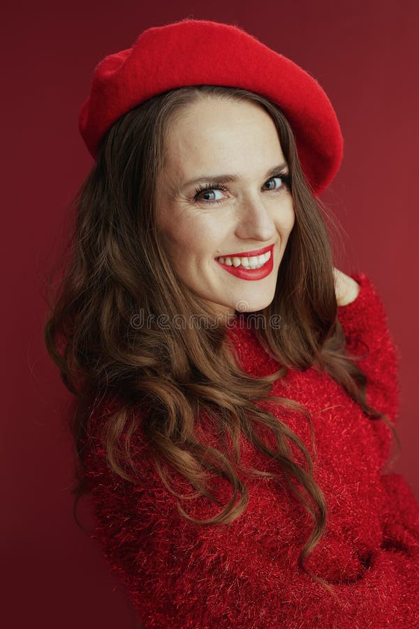 Femme tendance souriante en chandail rouge et béret images libres de droits