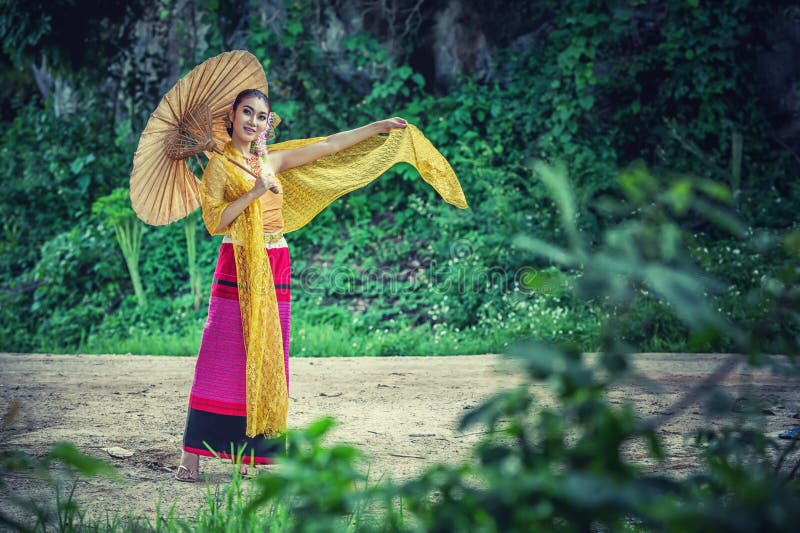 Femme thaïlandaise antique dans le costume traditionnel de la Thaïlande photographie stock Femme thaïlandaise antique dans le costume traditionnel de la Thaïlande photographie stock