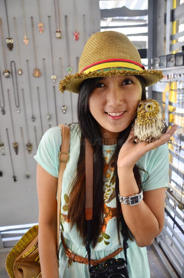 Femme thaïlandaise de portrait avec Owl Doll photo libre de droits Femme thaïlandaise de portrait avec Owl Doll photo libre de droits